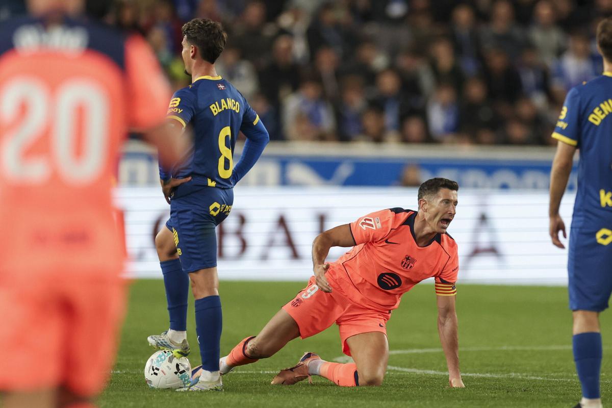 Lewandowski se queja de una falta ante el Alavés