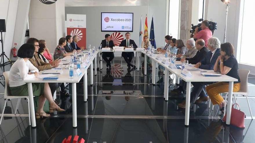 Reunión de la comisión organizadora del Xacobeo 2021,en Santiago, con Feijóo y Rodríguez. // X. Álvarez