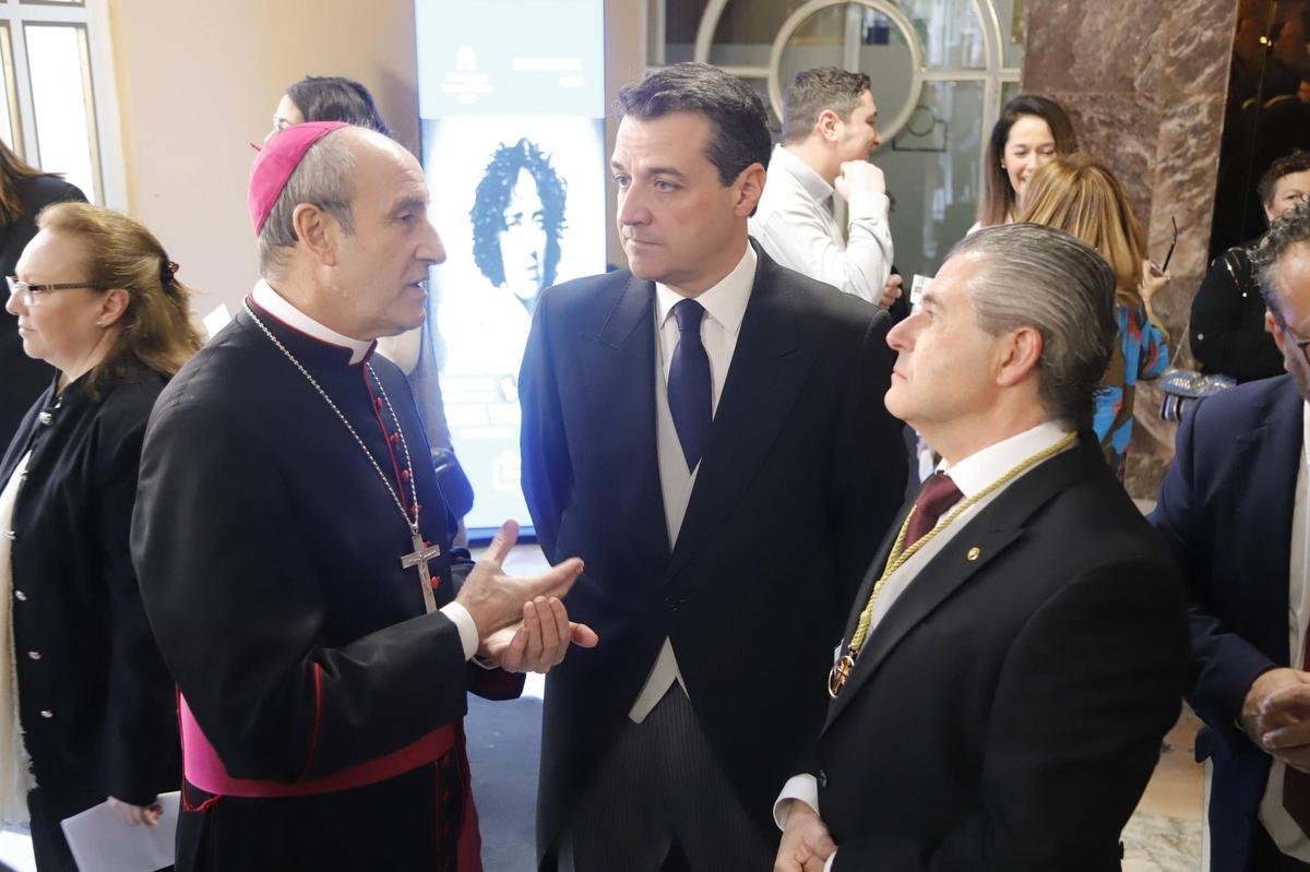 El alcalde de Córdoba, José María Bellido, junto al obispo y al presidente de la Agrupación de Hermandades y Cofradías.