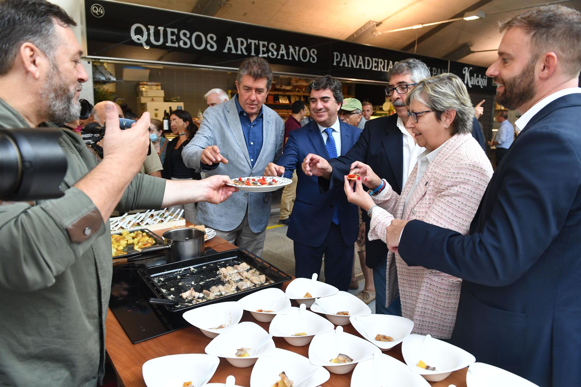 La flota del cerco promociona su producto en el mercado de la plaza de Lugo