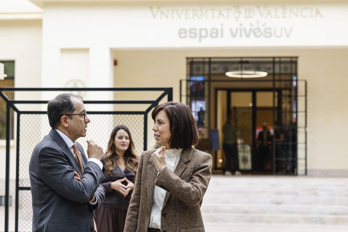 VALÈNCIA, 24/04/2026.- La ministra de Ciencia, Innovación y Universidades, Diana Morant, inaugura la jornada ‘Innovación para una reconstrucción resiliente’, cuyo objetivo es lanzar el Grupo de Trabajo sobre Innovación para la Resiliencia Climática, en el marco de una iniciativa del Ministerio, la Red Innpulso y las universidades públicas de València para apoyar a los municipios afectados por la dana. En la imagen Morant conversa con el rector de la Universitat de València, Juan Luis Gandía, antes de comenzar el acto. EFE/Ana Escobar
