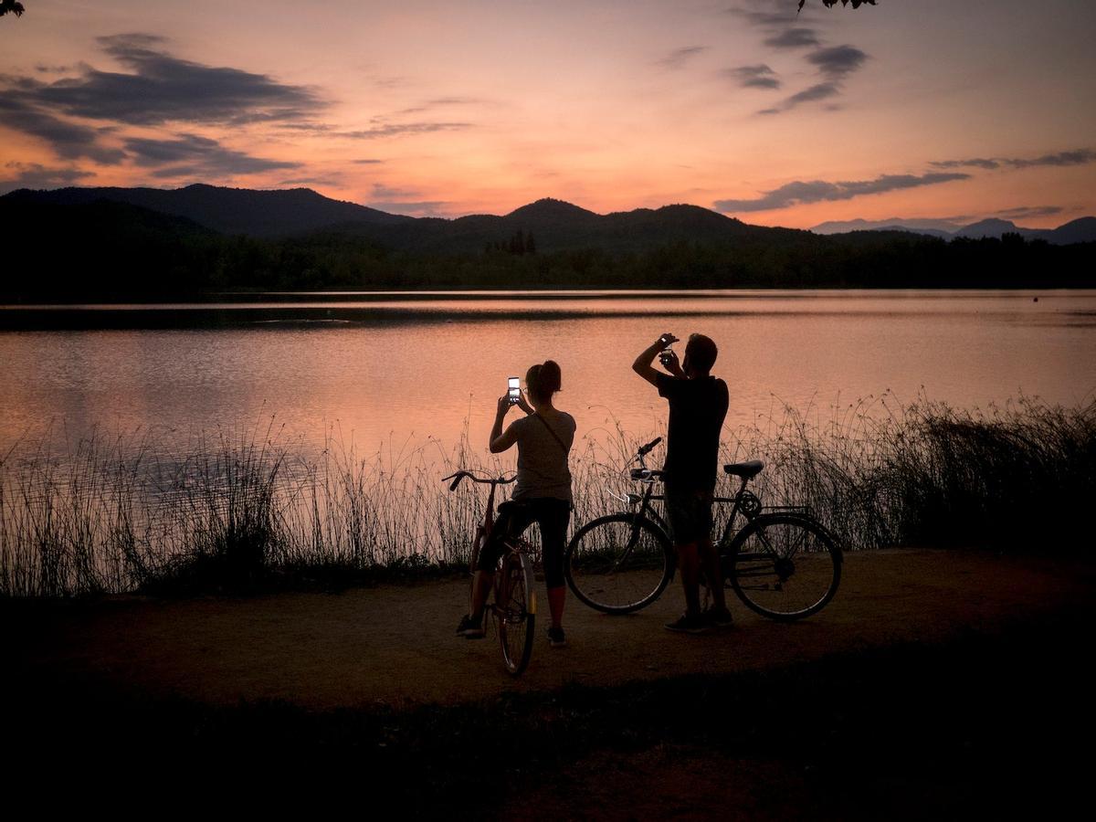 Ciclistas fotografiando el atardecer.