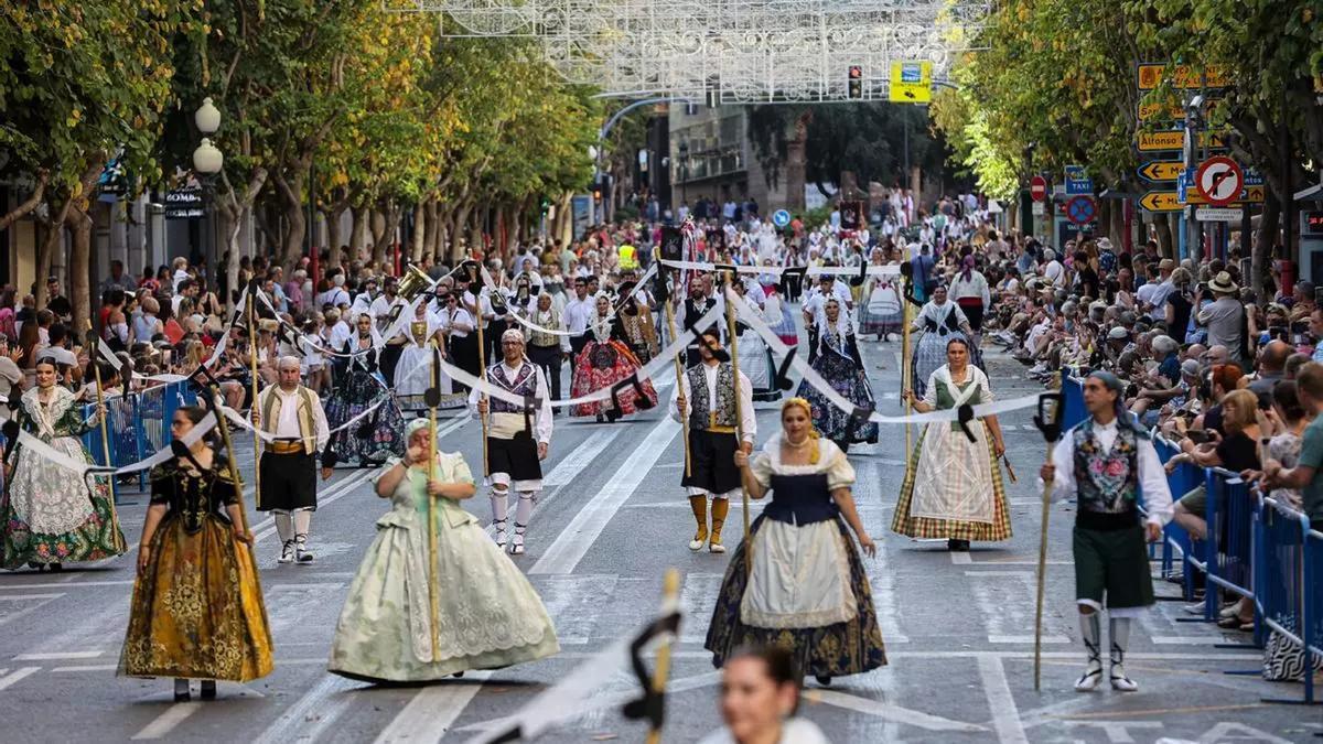 La Entrada de Bandas ha congregado a miles de personas a lo largo de la carrera oficial.