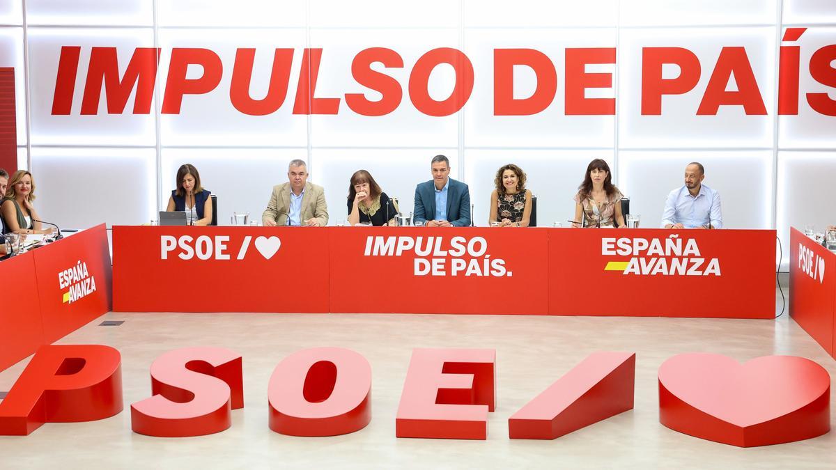 El presidente del Gobierno y Secretario General del PSOE, Pedro Sánchez (c), preside la reunión de la Ejecutiva Federal, en la sede del PSOE, a 2 de septiembre de 2024, en Madrid (España)