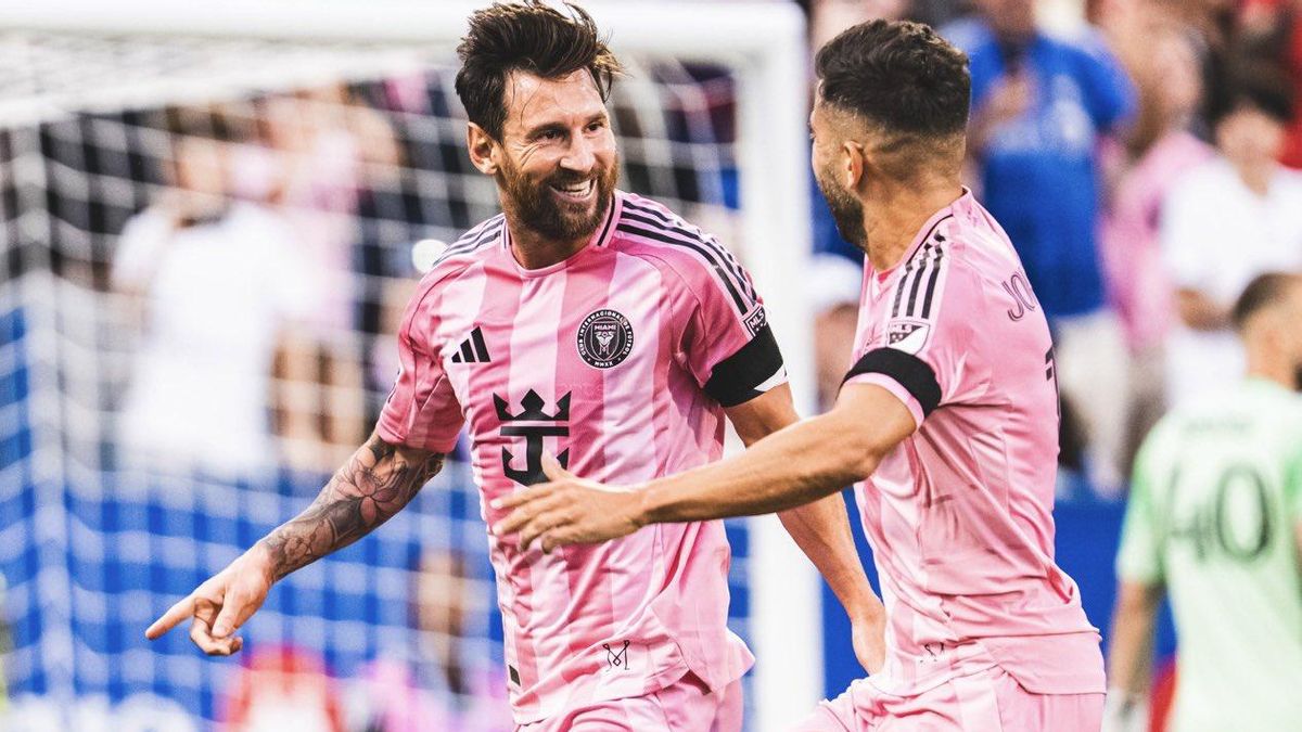 Messi celebra uno de sus goles con Alba.