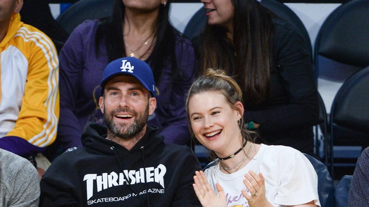 Adam Levine y Behati Prinsloo durante un partido