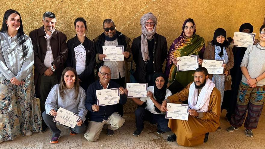 Iria Somoza, primera por la 
izquierda, en la entrega de 
diplomas a los sanitarios 
locales. |  Cedida