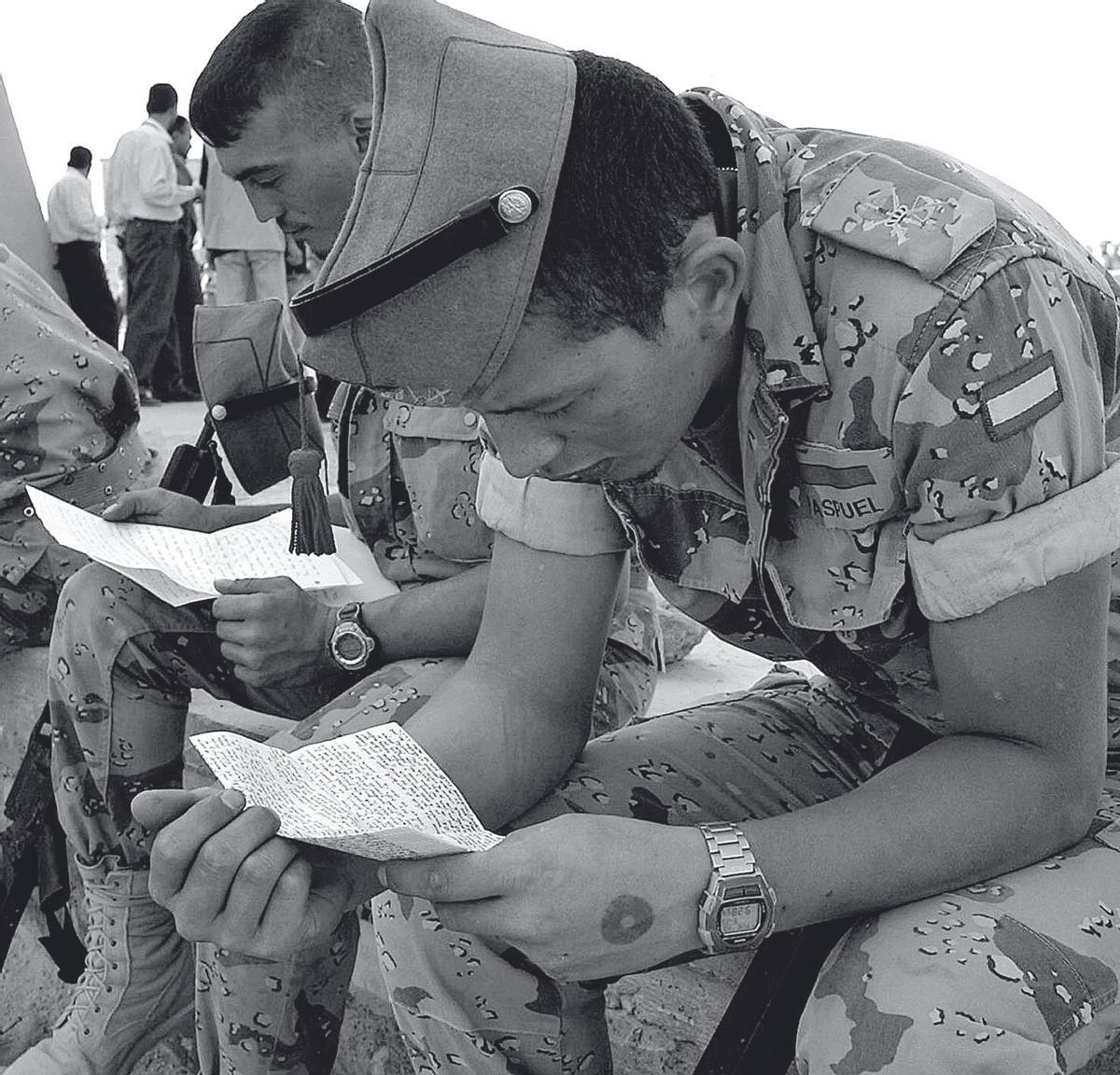 Varios soldados españoles leen cartas de sus familiares en Irak, en 2003.