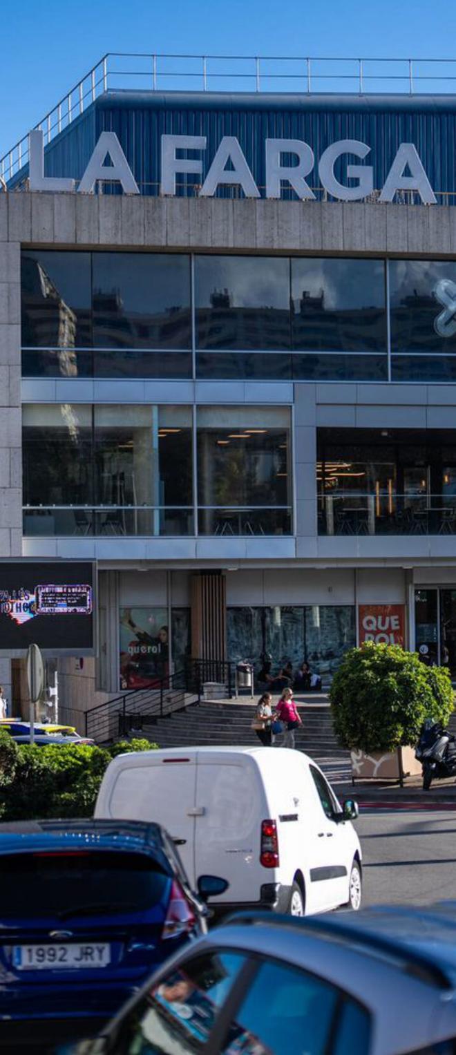 Dues vendes de centres comercials en un any