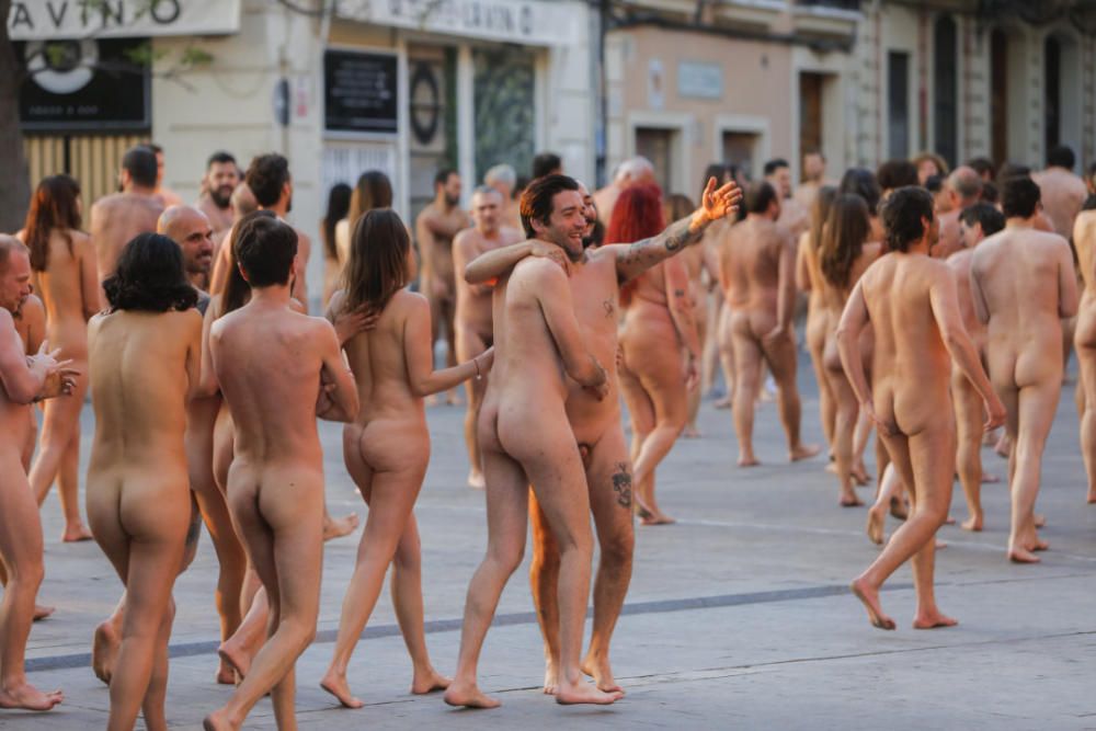 Spencer Tunick desnuda a 2.000 personas en València frente a las Torres de Serranos