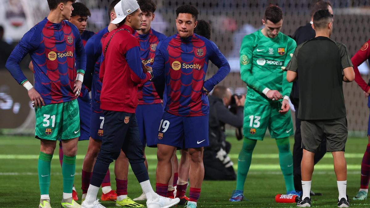 Vitor Roque, en el centro, tras la derrota del Barça frente al Madrid en la Supercopa.