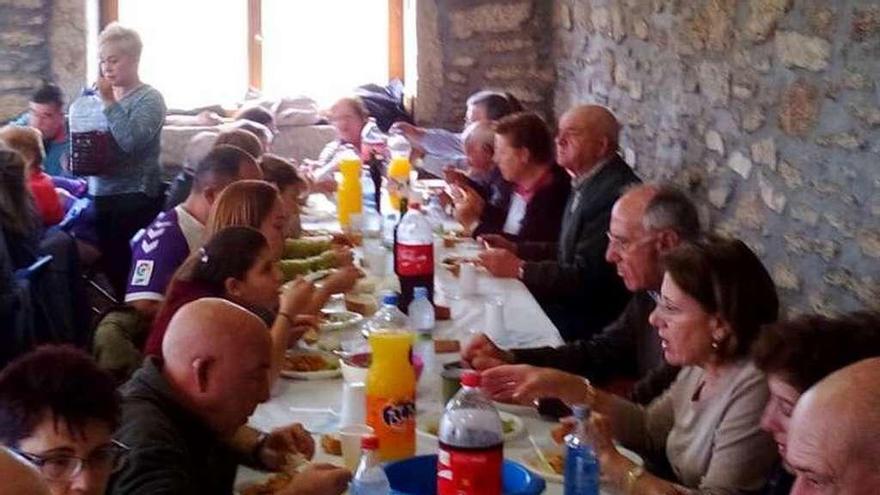 Vecinos de Pinilla de Fermoselle en una comida de hermandad.