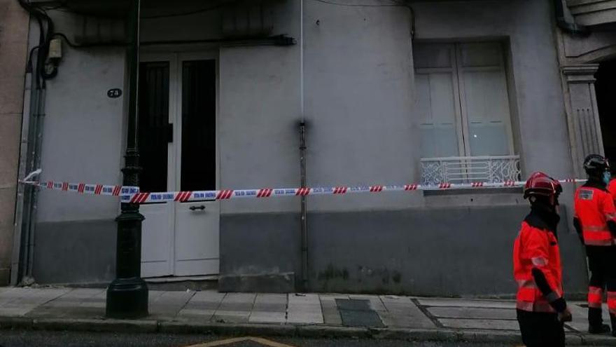 Los bomberos frente al edificio al que se le desprendió el trozo de cornisa // P.L.