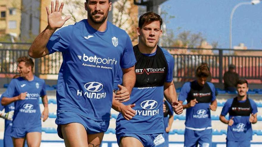 Xisco y Kike, en primer término en un entreno, son fijos en el once.