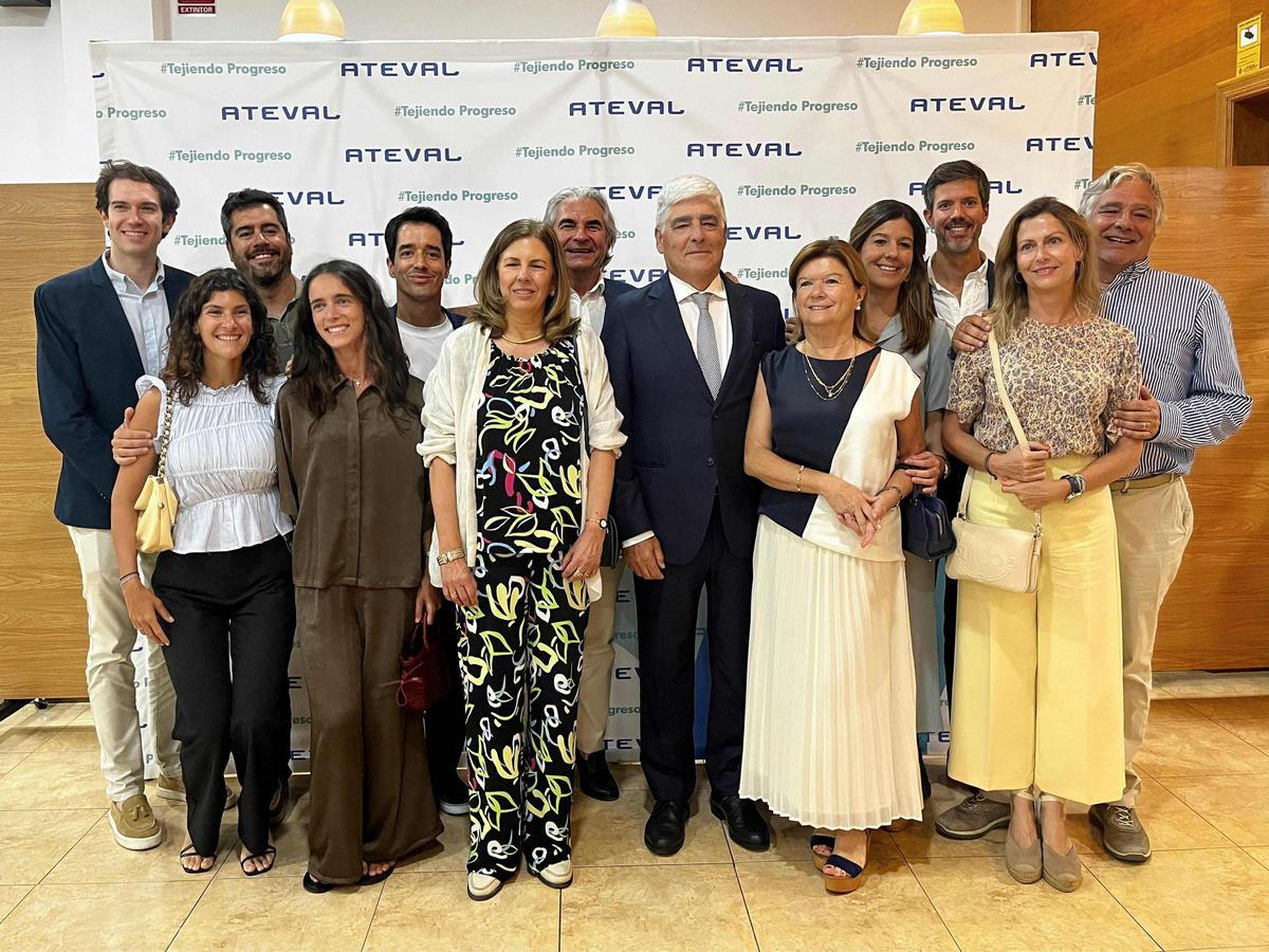 Francisco Jover junto a miembros de la empresa.