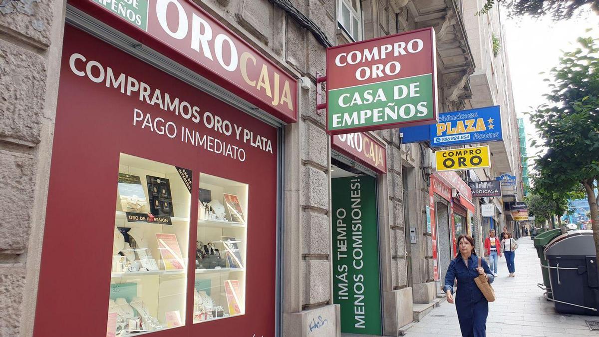 Una mujer pasa por delante de uno de los “Compro oro” asentados en Urzáiz.