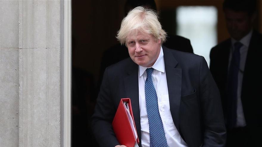 Boris Johnson viola el código de conducta ministerial al retomar su columna periodística