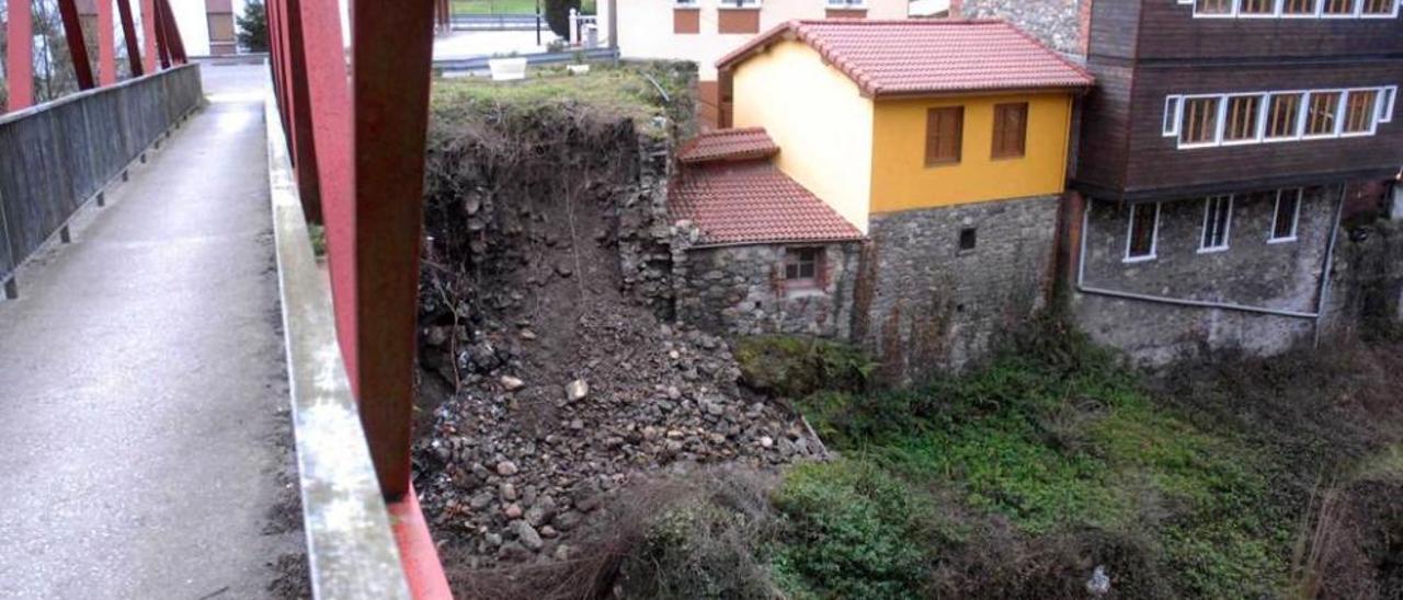 Un argayo en el entorno del puente de Columbiello, una de las zonas afectadas.