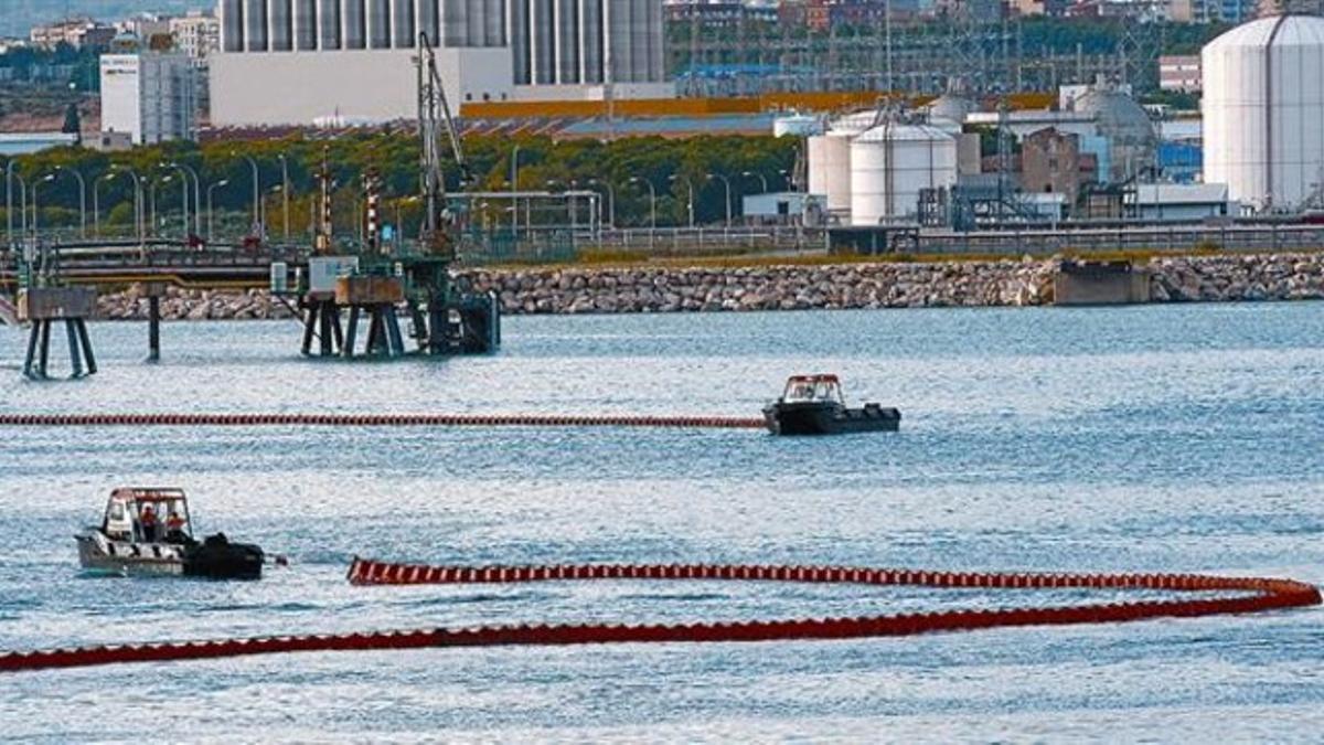 Trabajos de limpieza en las aguas del puerto de Tarragona, ayer.