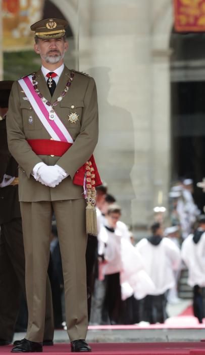 El rey Felipe impone una condecoración antes de la reunión bienal del Capítulo de la Orden de San Hermenegildo