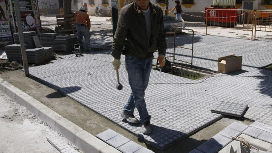 Una trabajador de la construcción, en una obra en la calle.