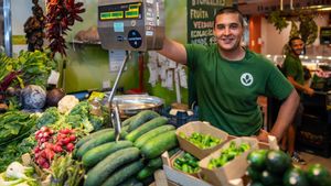 Karim Mrabet, en el puesto de Biomercats del mercado de la Llibertat.