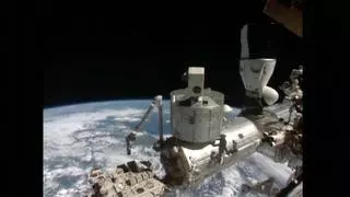 Dos astronautas de la NASA preparan nuevos paneles solares en la EEI