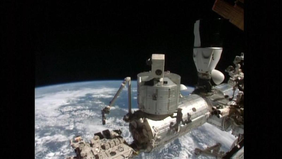 Dos astronautas de la NASA preparan nuevos paneles solares en la EEI