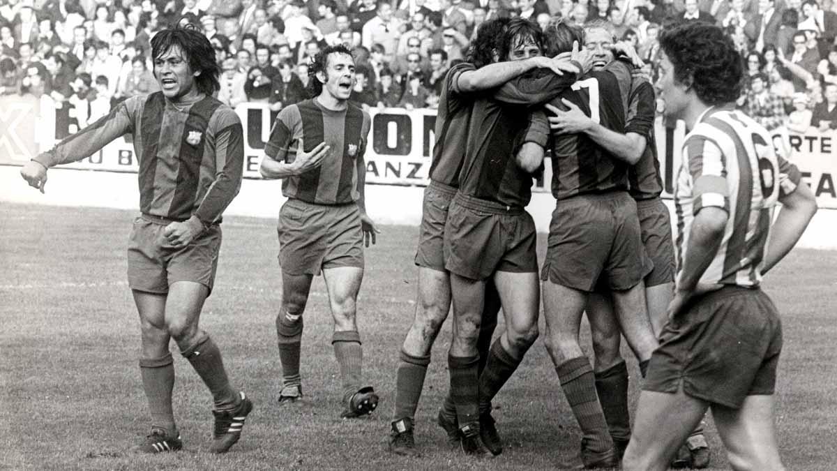 El Molinón, 7 de abril de 1974. El Barça cambió la historia a base de talento, juego y amor propio. En la imagen, Sotil, De la Cruz, Asensi, Cruyff, Rexach y Marcial celebran un gol que sufre el asturiano José Manuel