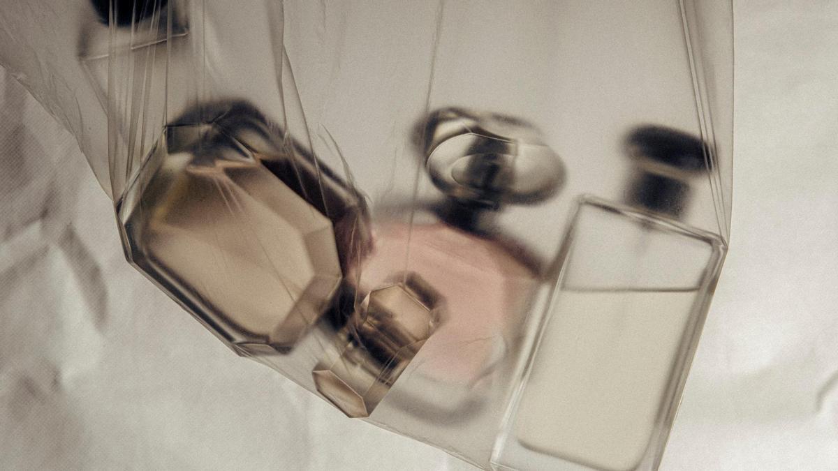 Diferentes botes de perfume en una bolsa.