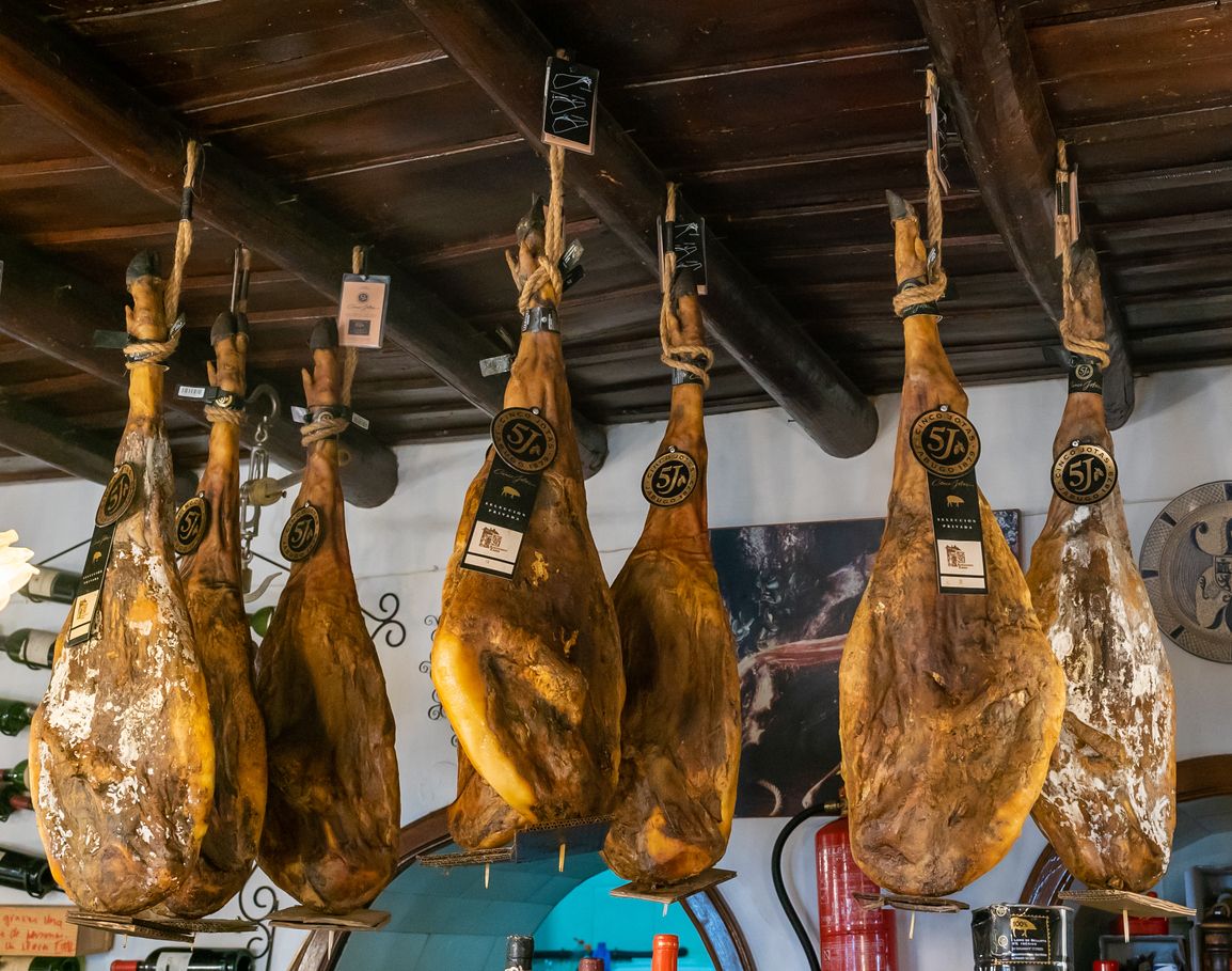 Patas de jamón ibérico de Jabugo colgadas del techo en una posada y restaurante tradicional del campo