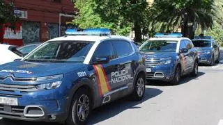 Policías nacionales salvan la vida de un hombre en plena calle en Triana