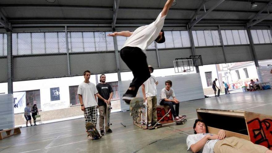 Un skater realiza un salto durante el concurso en el Santiago Apóstol.