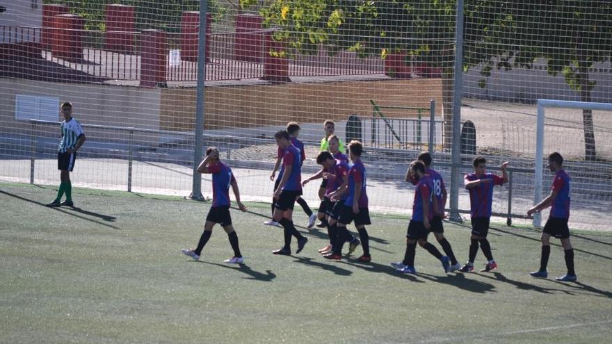 Los jugadores del Eldense B tras marcar un gol.