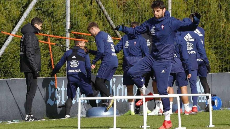 Araújo realiza ejercicios durante el entrenamiento de ayer por la mañana. // R. Grobas