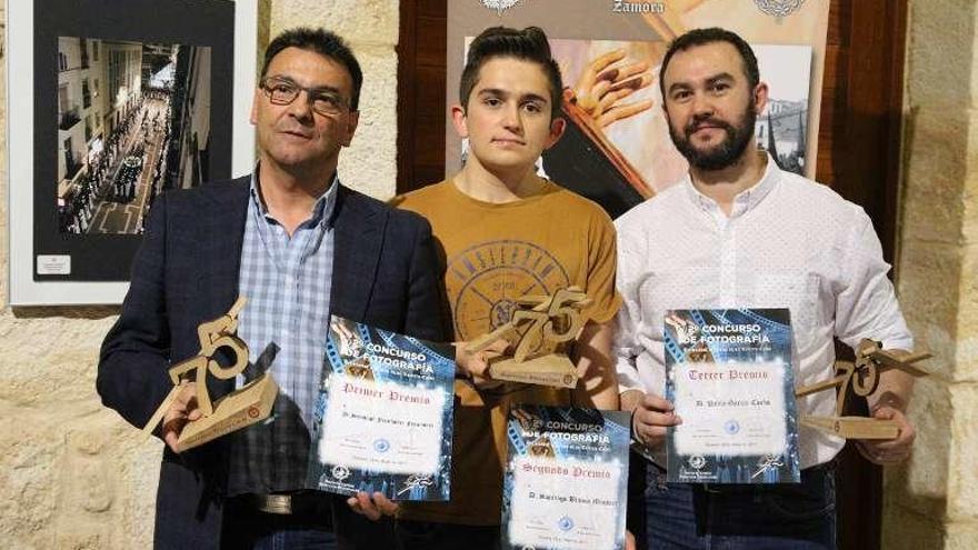 Los tres ganadores, con sus trofeos.