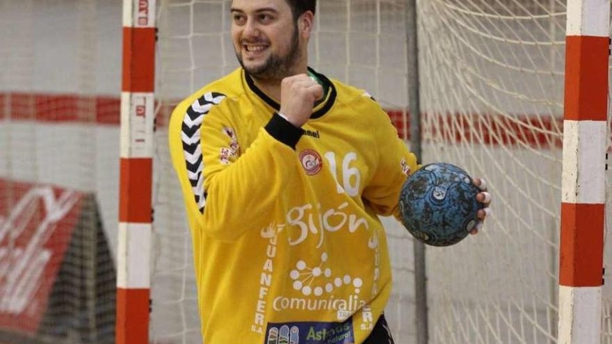 Nacho Fernández celebra una parada.