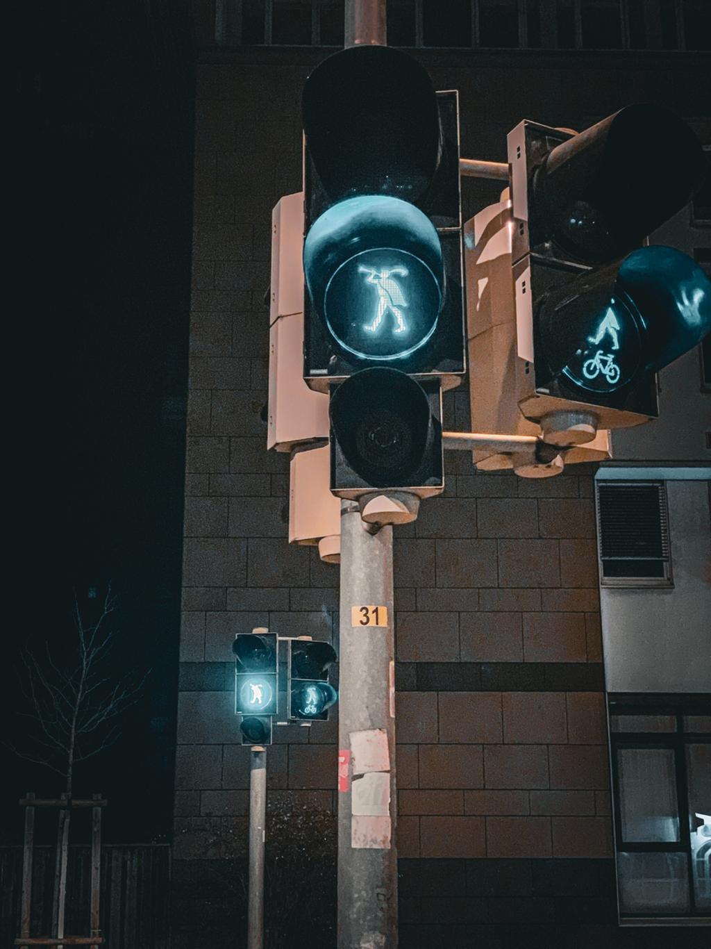 Semáforo con el Flautista de Hamelín en Hamelín, Alemania.