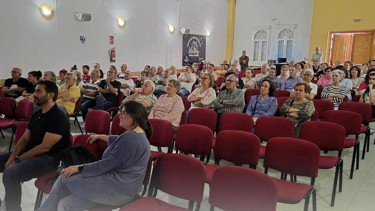 Reunión celebrada en Vivares sobre la planta de biogás proyectada a escasos kilómetros.