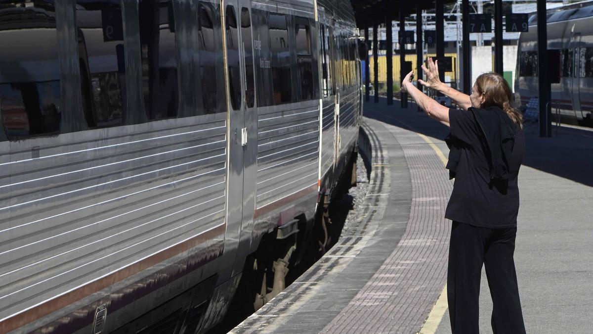 Una madre se despide de su hija universitaria en el arranque del curso escolar en la estación de tren de Vigo-Guixar