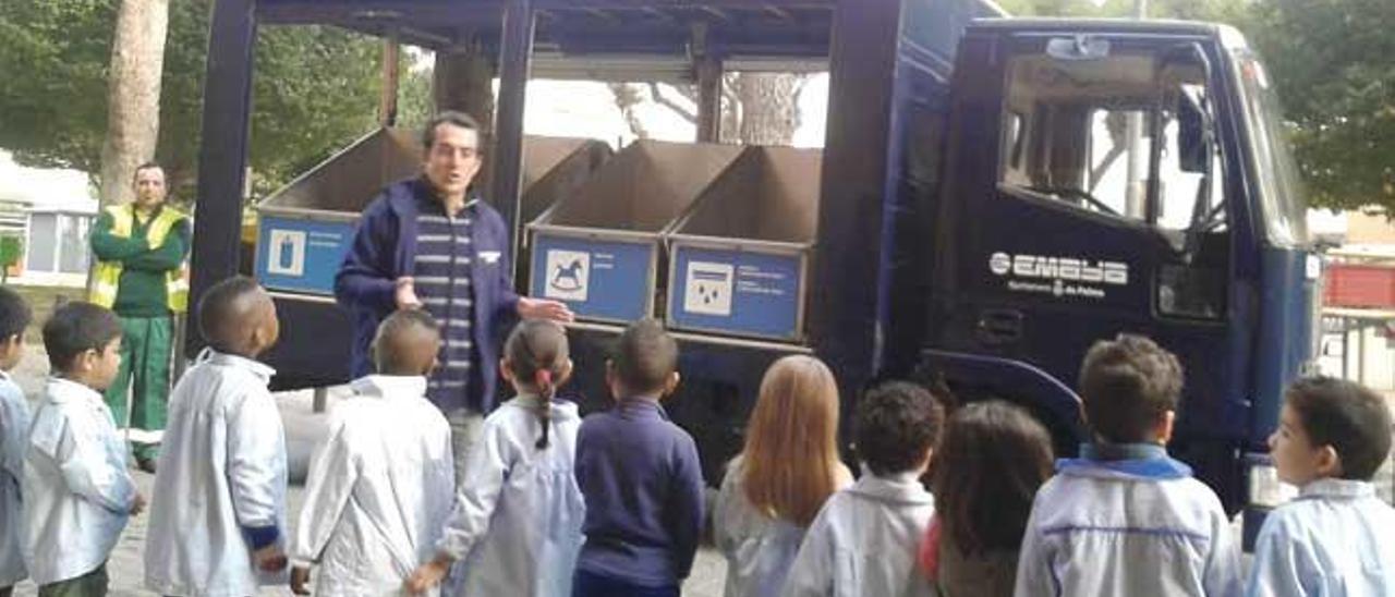 El camió del reciclatge a una visita a un centre educatiu de Palma el curs passat.