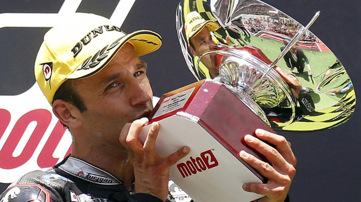 Johann Zarco besa el trofeu que l’acredita com a guanyador del GP de Catalunya de Moto2. Johann Zarco besa el trofeu que l’acredita com a guanyador del GP de Catalunya de Moto2.