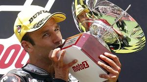 Johann Zarco besa el trofeu que l’acredita com a guanyador del GP de Catalunya de Moto2.
