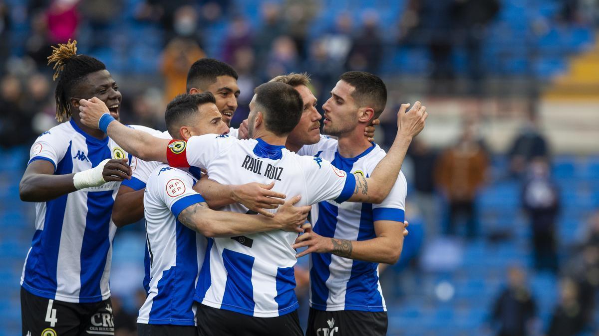 Los jugadores del Hércules festejan un gol en torno a su capitán, Raúl Ruiz, con el brazalete.