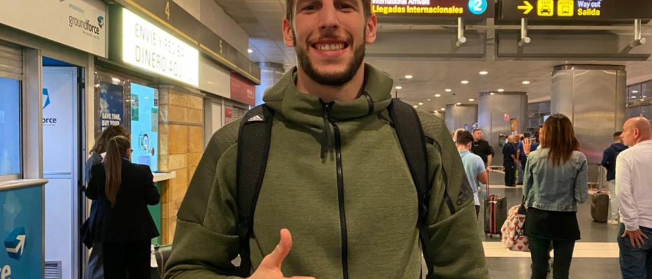 Aleksej Nikolic a su llegada al aeropuerto de Gran Canaria.