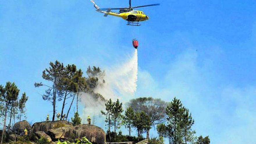 Medios aéreos y terrestres en el incendio registrado el miércoles en Ourense. |  // ROSA VEIGA
