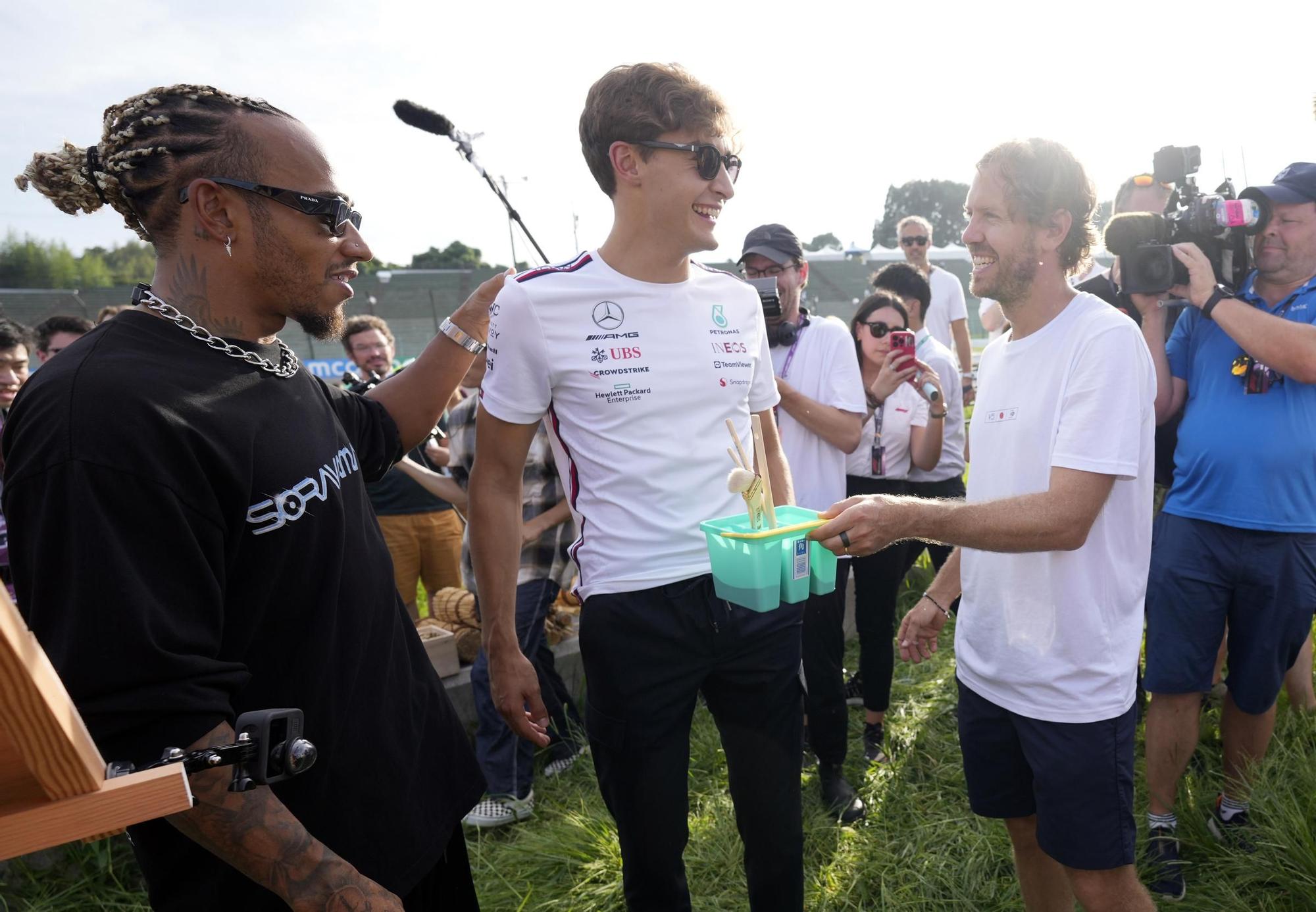 Vettel presenta sus 'hoteles para abejas' en Suzuka