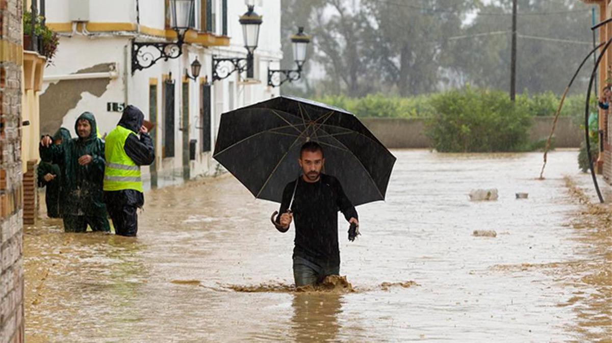 La lluvia deja autobuses convertidos en submarinos y vecinos atrapados en los tejados de sus casas