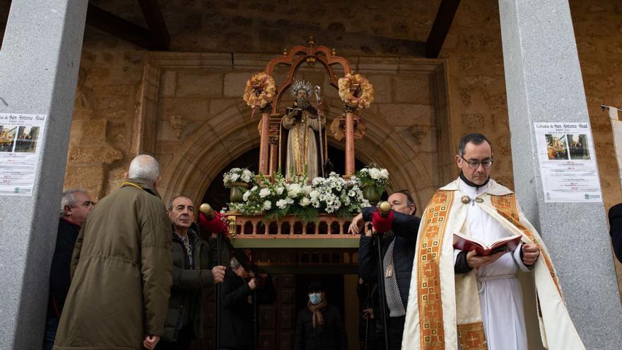 El sacerdote Miguel Ángel Hernández, a las puertas de la iglesia, con el santo en andas. | Ana Burrieza