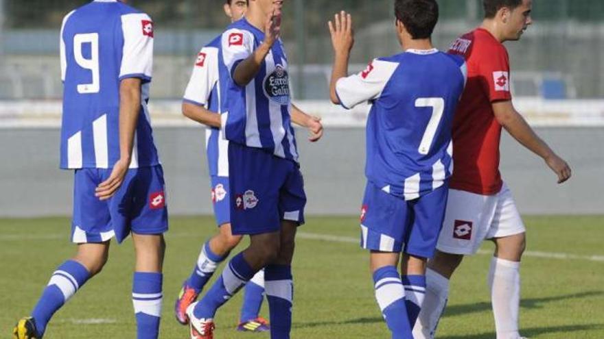 Los jugadores del Fabril celebran el primer tanto, obra de Juan Carlos, en el centro. / fran martínez